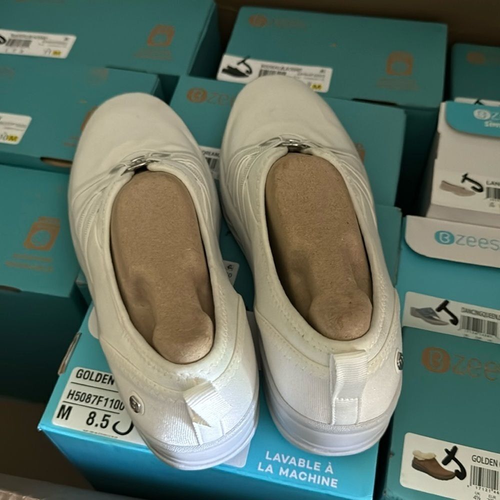 Bzees Women's Niche Slip On - Picture 7 of 7